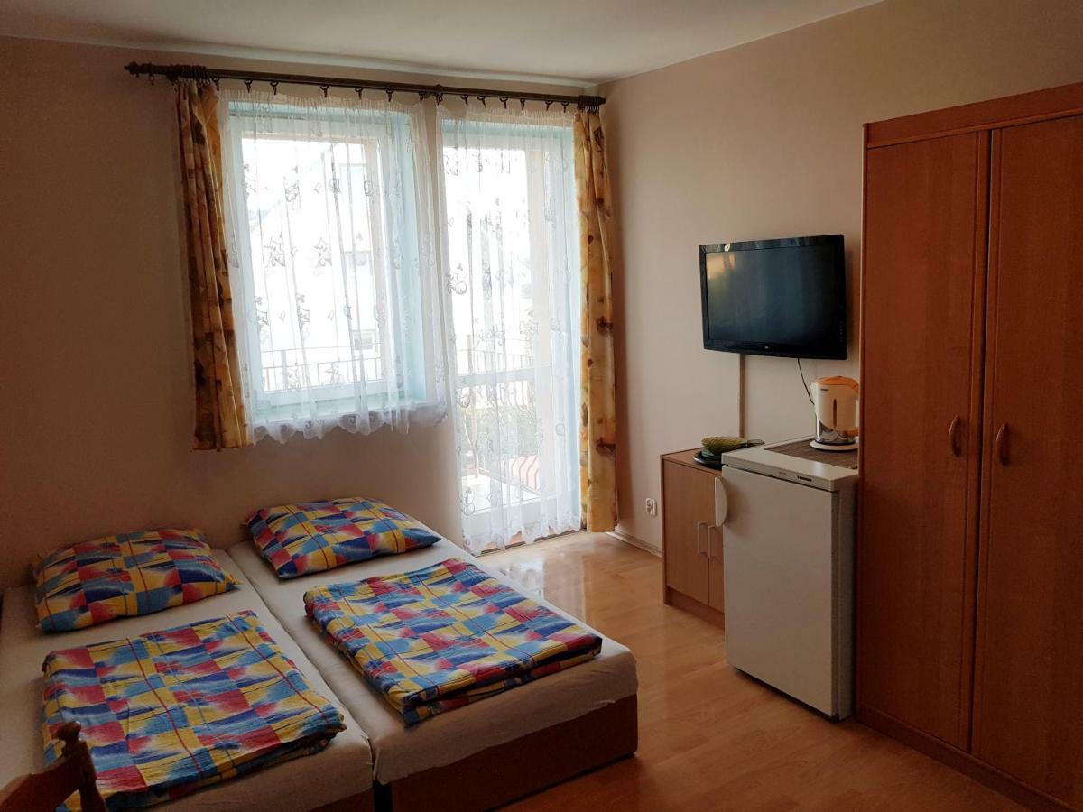 Pokoje Goscinne U Laury Rewal Exterior foto